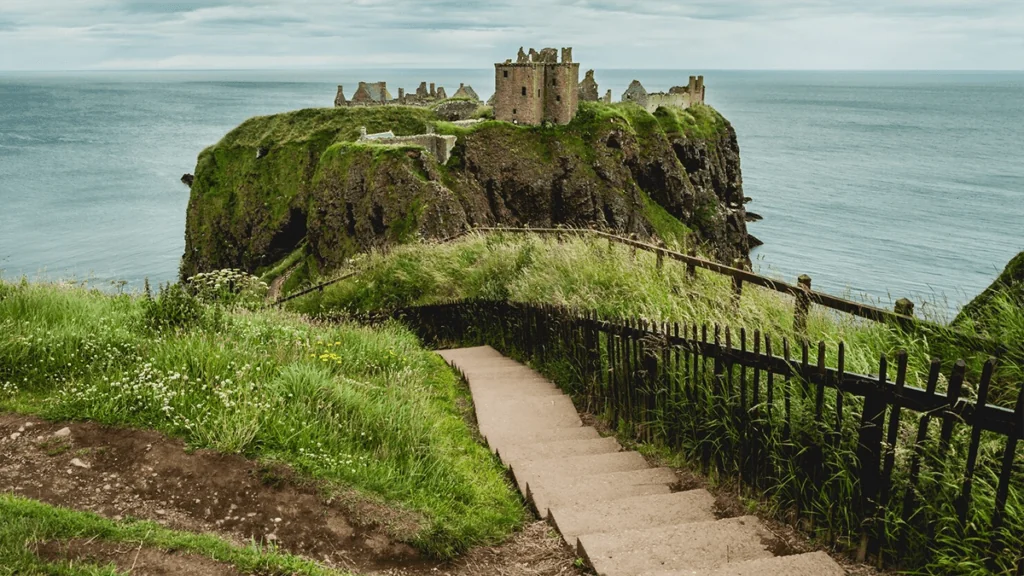 Imagen de escaleras de hormigón contra el castillo de Dunnottar en Stonehaven, Reino Unido