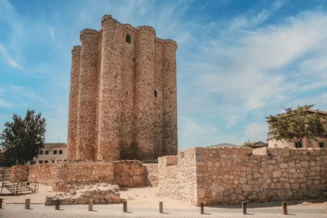 Qué ver en Villarejo de Salvanés: el pueblo a 30 minutos de Madrid con una torre única en Europa que nadie conoce (y se come de lujo)